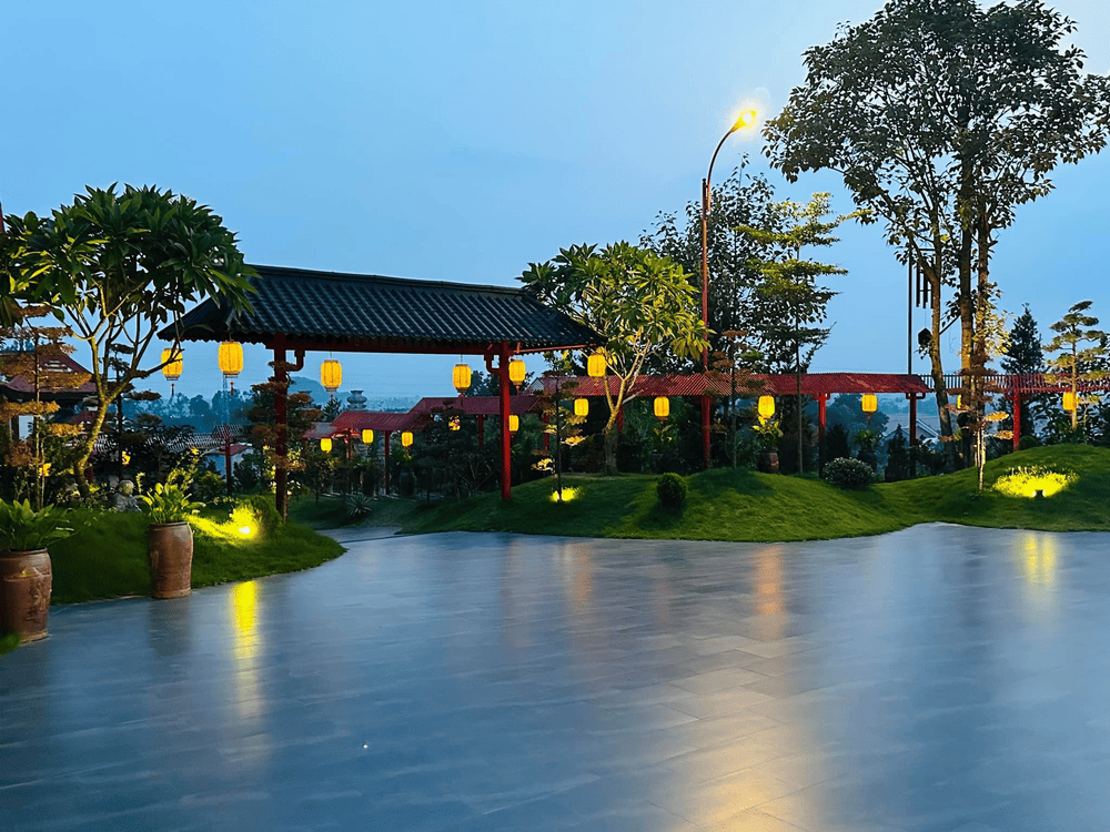 Với kiến trúc độc đáo kết hợp tinh hoa văn hóa Á Đông, không khí trong lành mát mẻ, nơi đây giúp du khách xua tan mọi mệt mỏi và lo toan trong cuộc sống hàng ngày. (Nguồn: Fanpage Chùa Cây Thị)